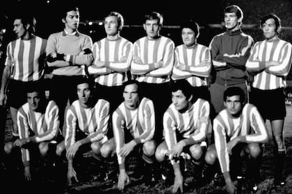 40) La formación campeona de América en el Centenario, el 27 de mayo de 1970; arriba, Pachamé, Errea, Pagnanini,Togneri, Medina, Pezzano y Solari; abajo, Conigliaro, Bilardo, Echecopar, Verón y Spadaro