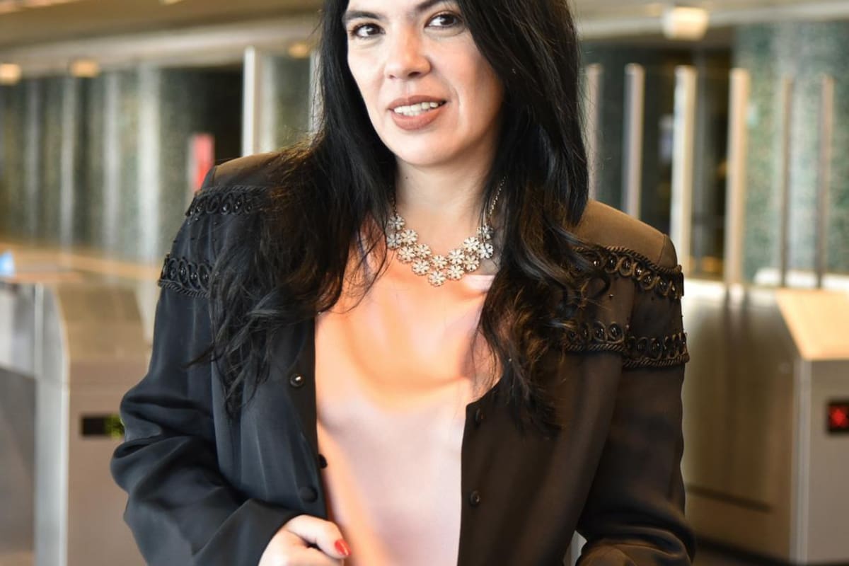 La voz del subte y del tren: ¿quién es la mujer que nos acompaña en cada viaje?