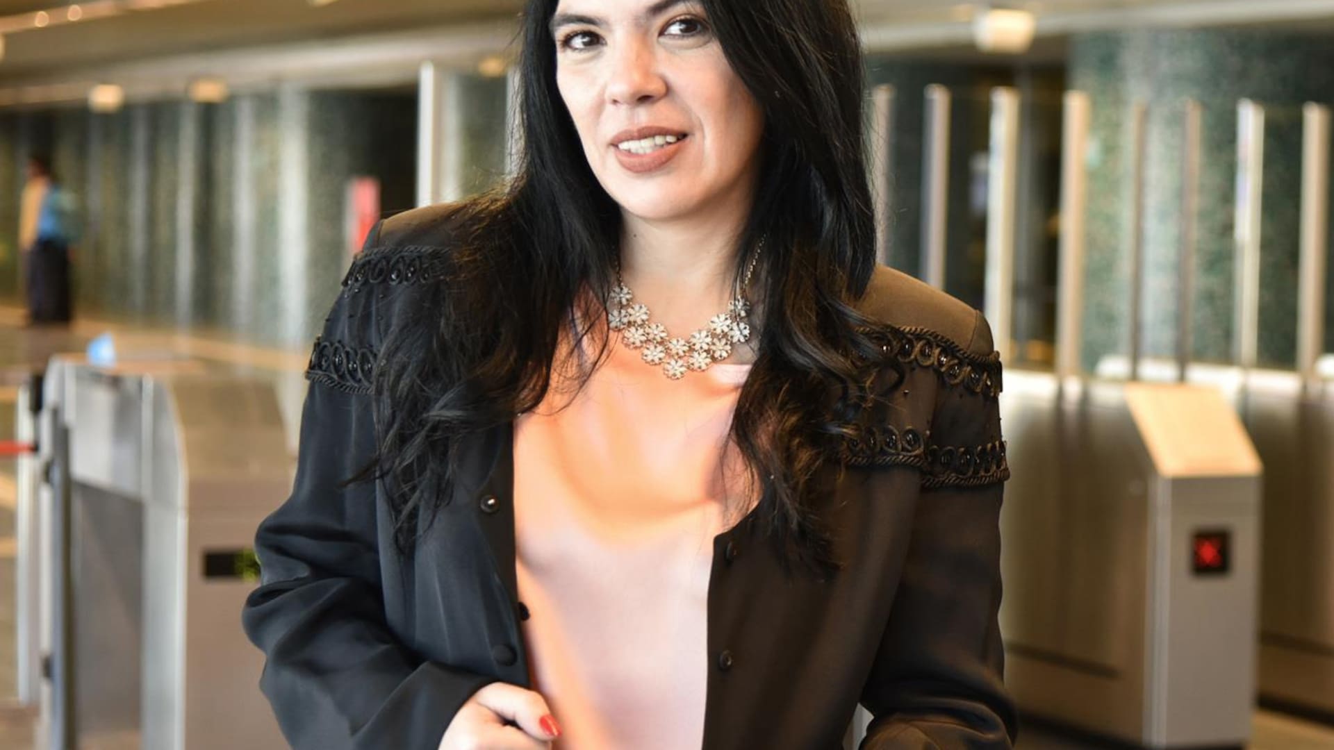 La voz del subte y del tren: ¿quién es la mujer que nos acompaña en cada viaje?