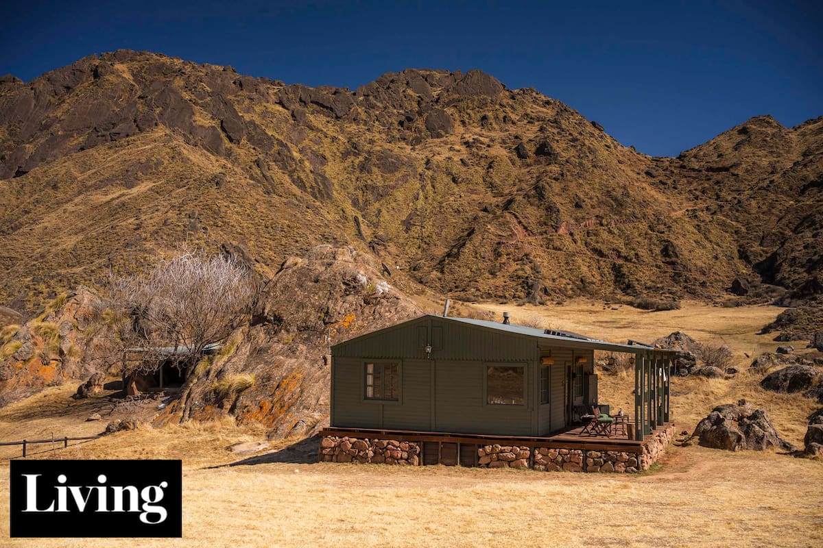 En medio de los valles calchaquíes, se instaló en una cabaña prefabricada para restaurar un histórico rancho de adobe