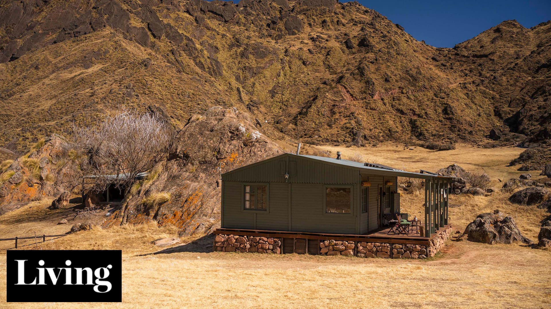 En medio de los valles calchaquíes, se instaló en una cabaña prefabricada para restaurar un histórico rancho de adobe
