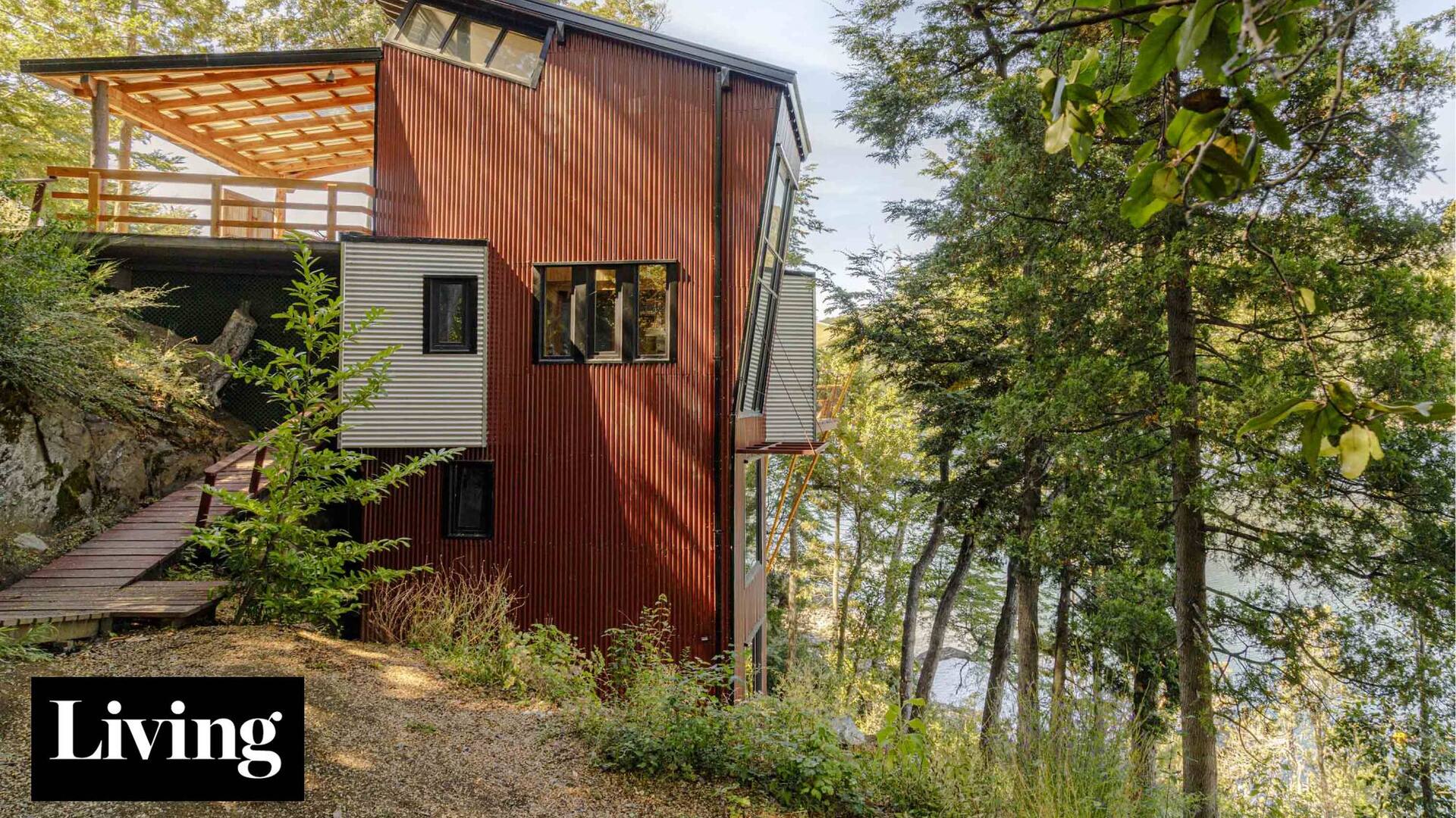 Apoyada en la roca y con una vista impresionante al lago Moreno, esta casa es el sueño cumplido de un arquitecto idealista