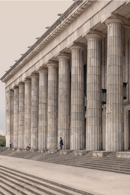 Facultad de Derecho: imágenes de un edificio monumental y polémico