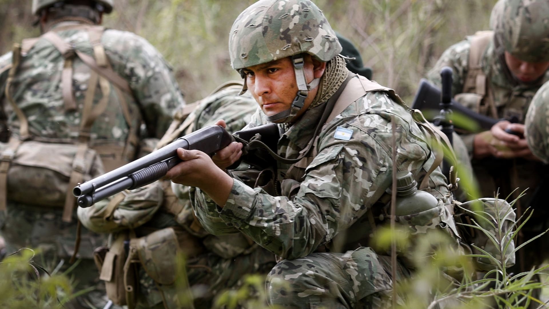 Defensa: militares en acción, la nueva piedra de la discordia