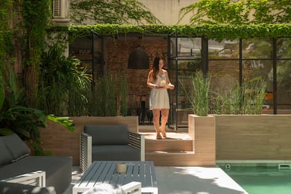 Cambiaron de vida transformando el patio de su planta baja de Recoleta en un jardín con pileta y quincho