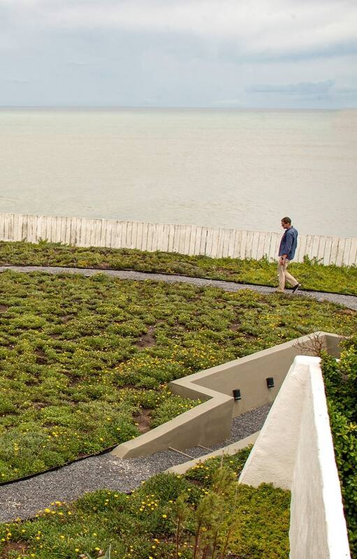 Jardines marítimos que enamoran: 3 propuestas de diseño, paisaje y refugio frente al mar