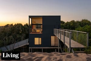 Una casa que se asoma detrás de un médano para ver el mar