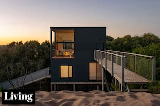 Una casa que se asoma detrás de un médano para ver el mar