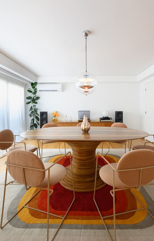 Con jardín, césped natural y quincho, este dúplex en Belgrano parece una casa en altura