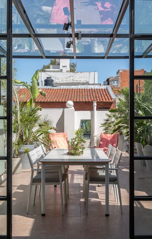 Recuperar la terraza y sumar color, dos acciones que cambiaron por completo la vida en este PH de Chacarita
