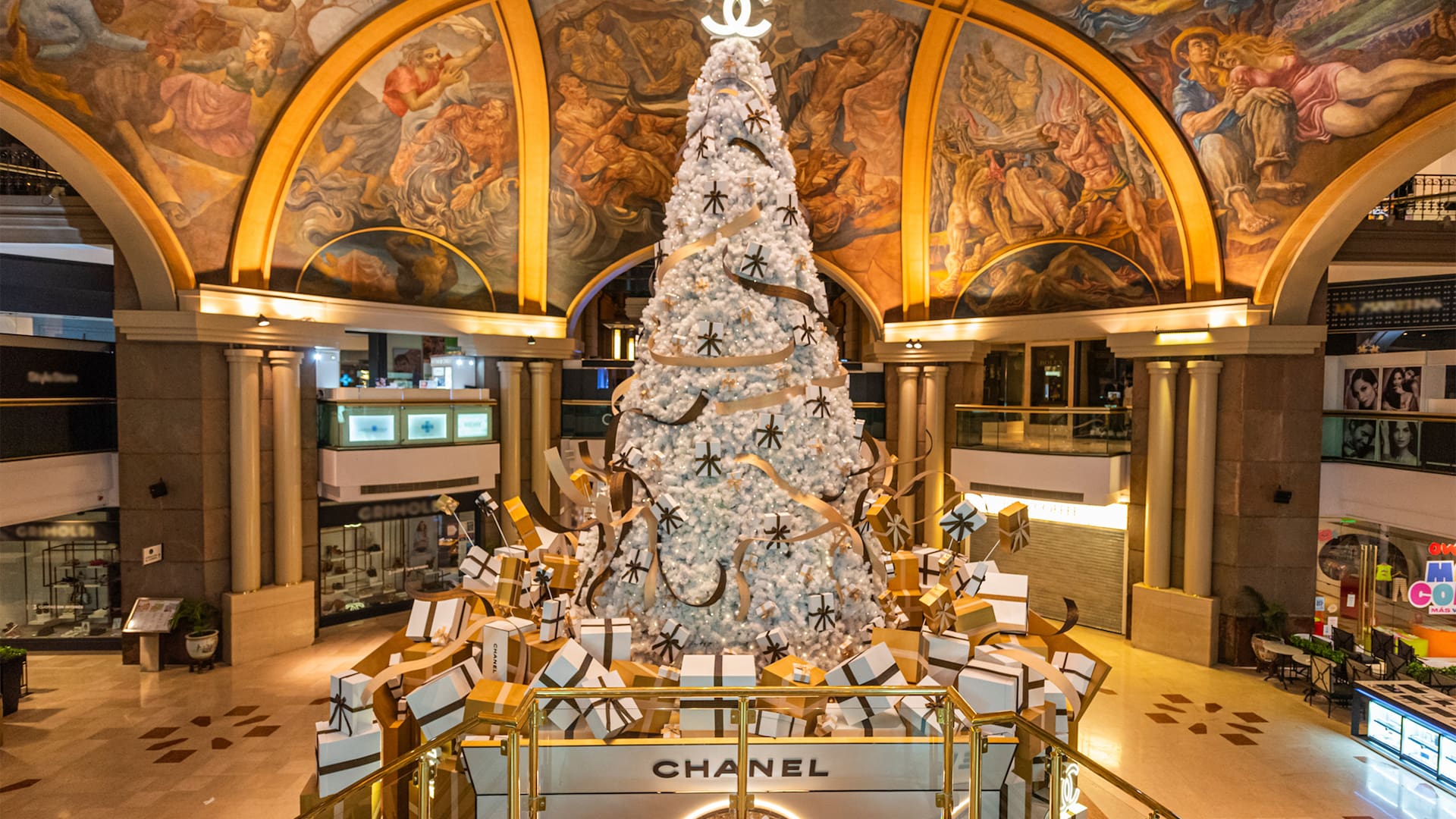 El árbol de Navidad más icónico del país está en Buenos Aires y lo viste Chanel
