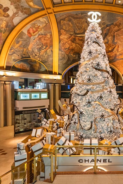 El árbol de Navidad más icónico del país está en Buenos Aires y lo viste Chanel