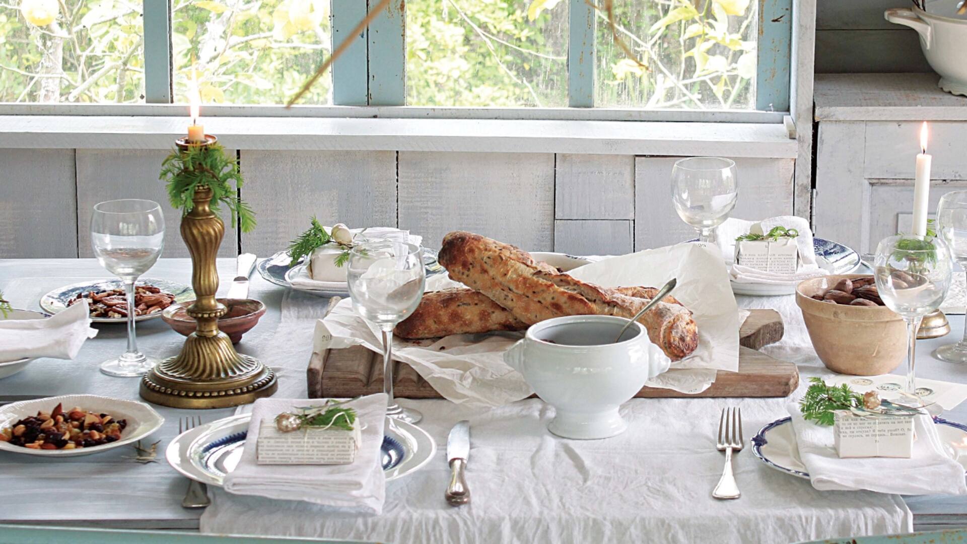 Una mesa navideña con detalles tan simples como encantadores
