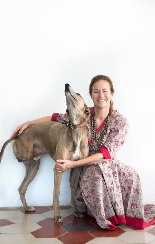 Con el corazón roto, se fue al campo a sanar sus heridas; una manada de galgos le dio sentido a su vida