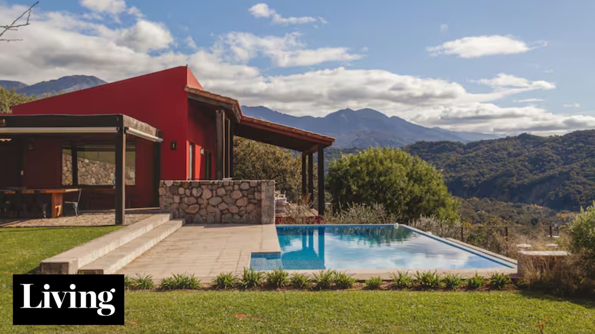 En las afueras de Salta, una casa en pendiente potencia sus vistas extraordinarias