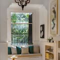 nichos y bancos que convierten la ventana en el mejor lugar de la casa