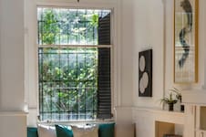 Mucho más que una abertura: nichos y bancos que convierten la ventana en el mejor lugar de la casa