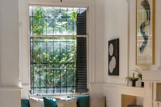 nichos y bancos que convierten la ventana en el mejor lugar de la casa