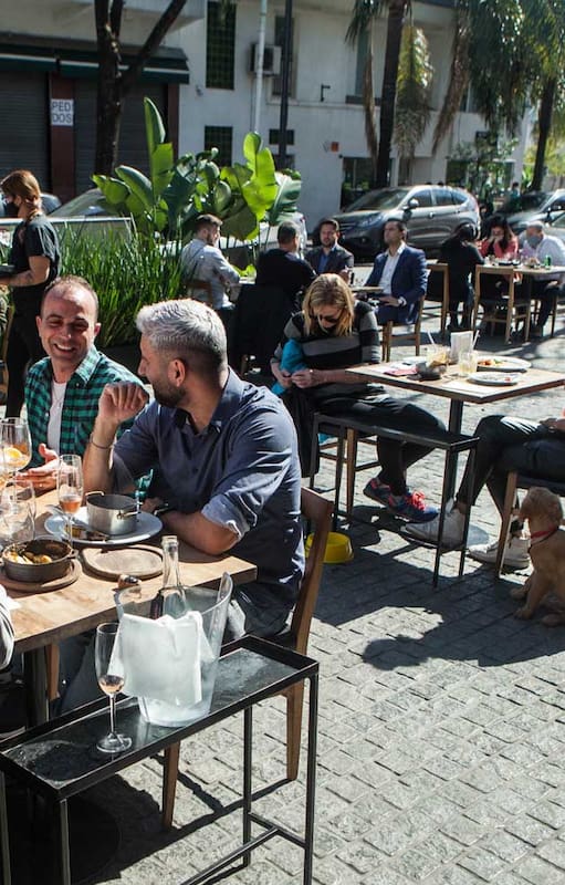 Gastronomía. Patios y veredas con protocolo para comer y beber