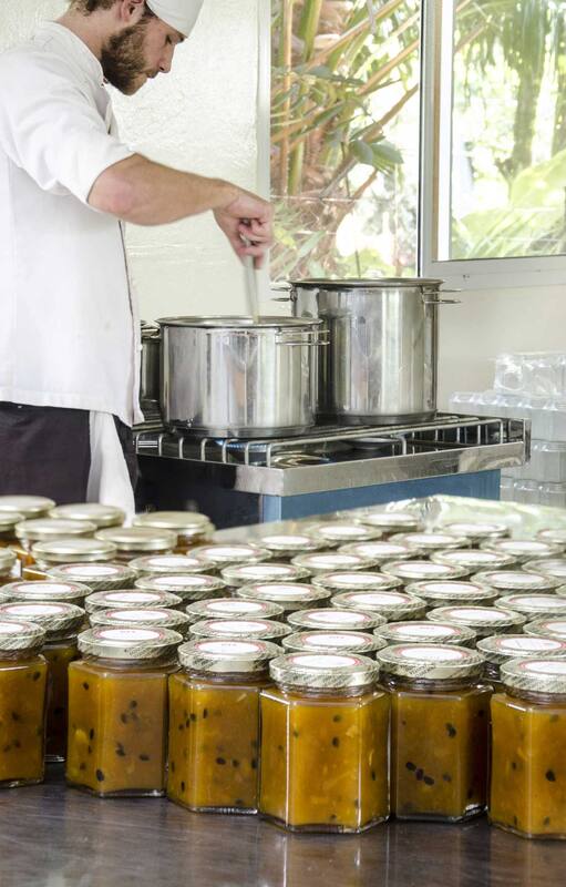 Es paisajista y creó una exitosa empresa de chutneys con frutas del Litoral