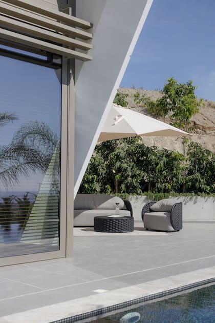 Con vista al Mediterráneo: monocromática y minimalista, la original elegancia de una casa de vacaciones en Chipre