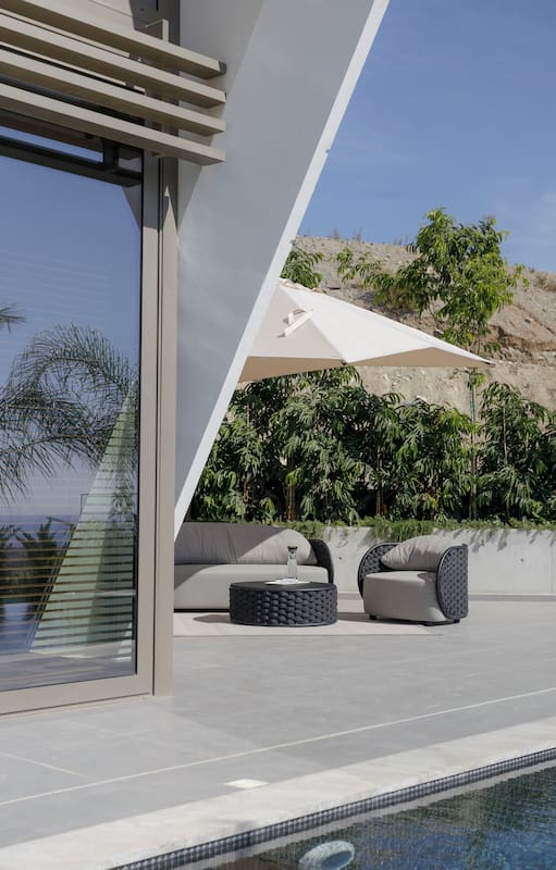 Con vista al Mediterráneo: monocromática y minimalista, la original elegancia de una casa de vacaciones en Chipre