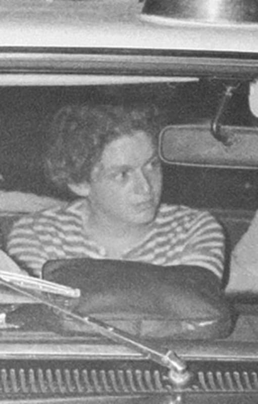 Carlos Robledo Puch, conversa con su abogada defensora, a poco de conocerse la sentencia el 27 de noviembre de 1980