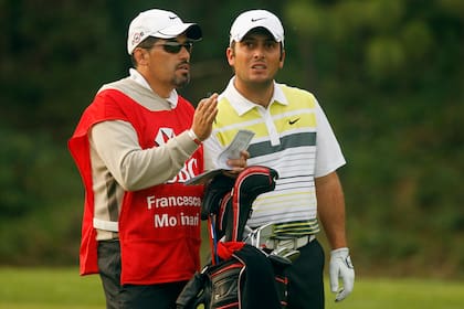 4 de noviembre de 2010: Francesco Molinari, de Italia, conversa con su caddie argentino Jorge Gamarra en el hoyo ocho durante la primera ronda del HSBC Champions en el Sheshan Golf Club, en Shanghái, China. (Foto de Scott Halleran/Getty Images)