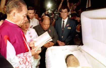 4 de septiembre de 1993. Monseñor Domingo Nebres, un sacerdote filipino y amigo de Ferdinand Marcos, hace una oración ante el cadáver del exdicator, horas antes del traslado del cuerpo de Honolulu a Filipinas (AFP/Getty Images)