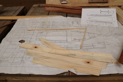 “El bote tiene una técnica de construcción que es bastante rápida, pero, sobre todo, tiene la gratificación instantánea. En la primera clase, los chicos ya pueden ver algo parecido a un bote”, explica el fundador del taller.