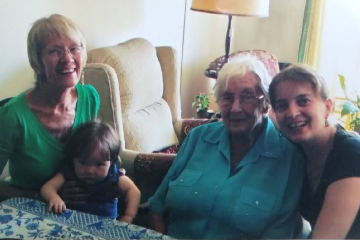 4 generaciones: Lucía, su mamá, su abuela Margot y su hija.