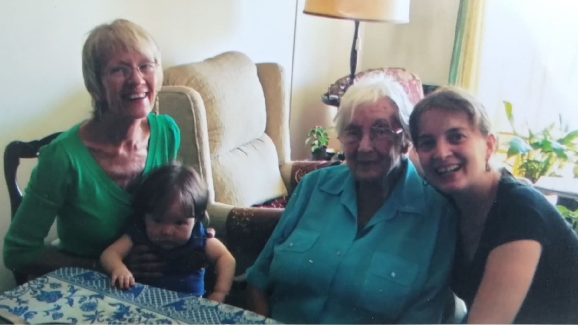 4 generaciones: Lucía, su mamá, su abuela Margot y su hija.