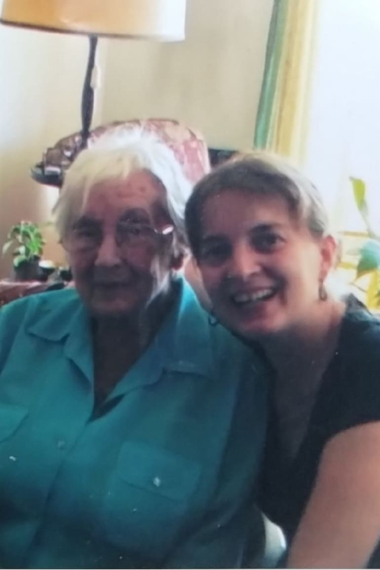 4 generaciones: Lucía, su mamá, su abuela Margot y su hija.