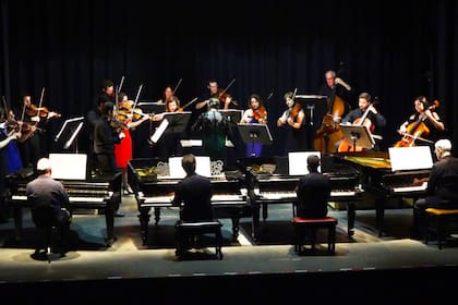 La Filarmónica de Montevideo en conciertos para múltiples pianos y orquesta, una de las propuestas más destacadas del encuentro uruguayo
