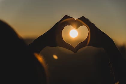 4 razones por los cuales las personas se enamoran, según la inteligencia artificial