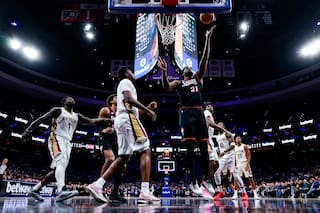 40 puntos de Embiid llevan a 76ers a victoria sobre Pelicans tras suspensión de Paul George