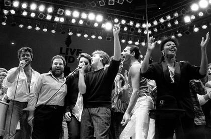 Unidos: George Michael, el promotor Harvey Goldsmith, Bono, Paul McCartney, Freddie Mercury y otros cantantes en el concierto de Live Aid de Wembley, en Londres, el 13 de julio de 1985