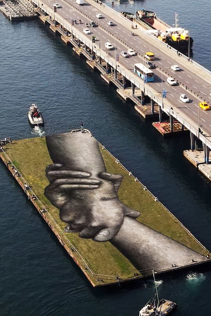 Una vista aérea muestra una obra del artista callejero franco-suizo Saype llamada "Beyond Walls" en una barcaza flotante sobre el Cuerno de Oro en Estambul, Turquía