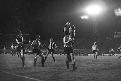 44) Otra vez la seguridad de Errea en el juego aéreo, en una noche con mucho trabajo para el arquero argentino