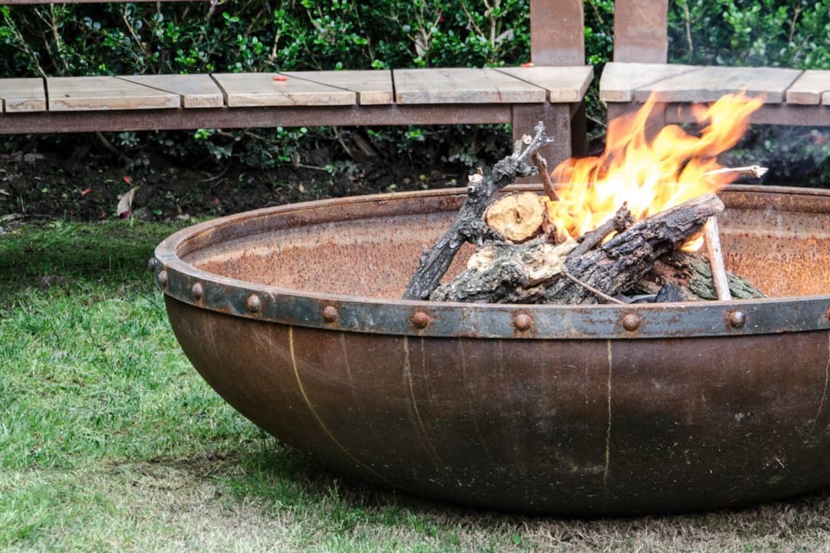 Siete ideas de fogones para aprovechar el jardín los días de frío
