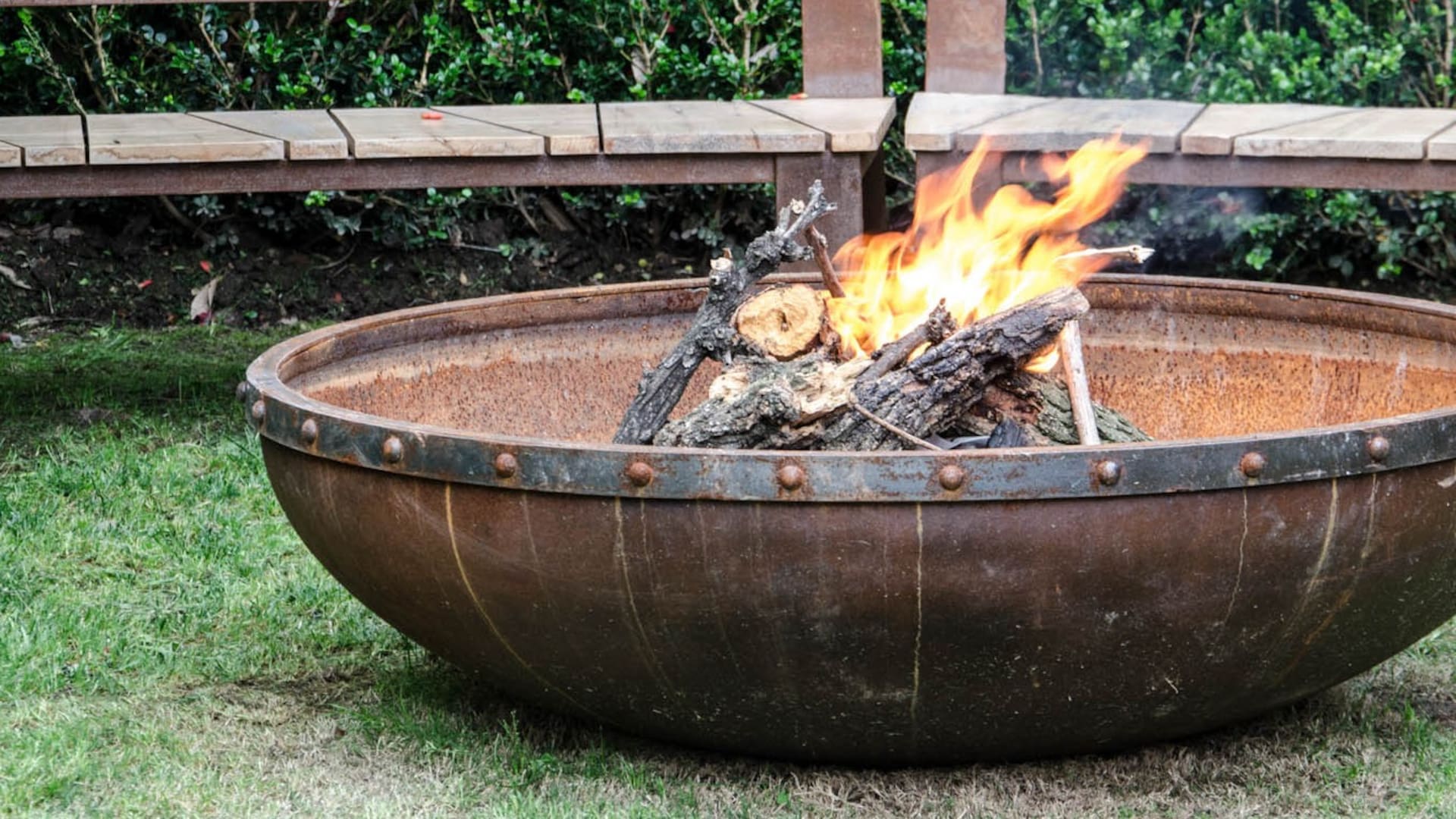 Siete ideas de fogones para aprovechar el jardín los días de frío