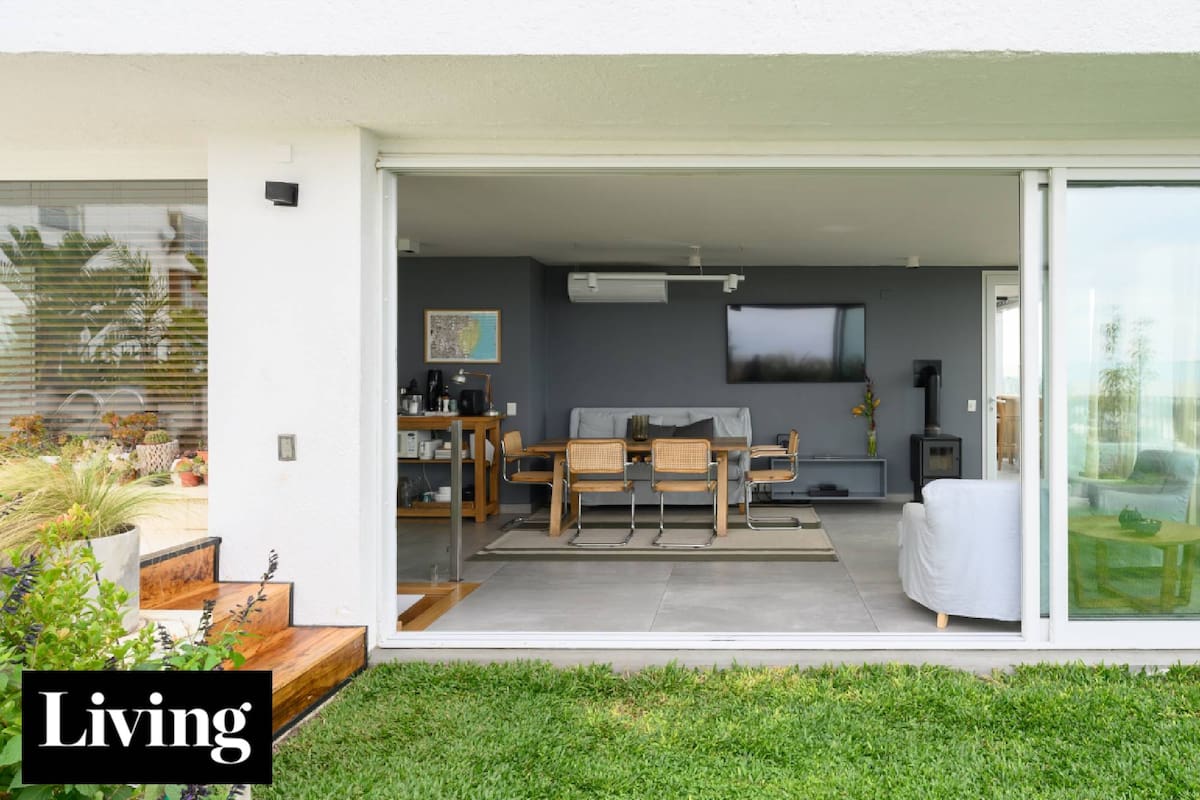 Con jardín, césped natural y quincho, este dúplex en Belgrano parece una casa en altura