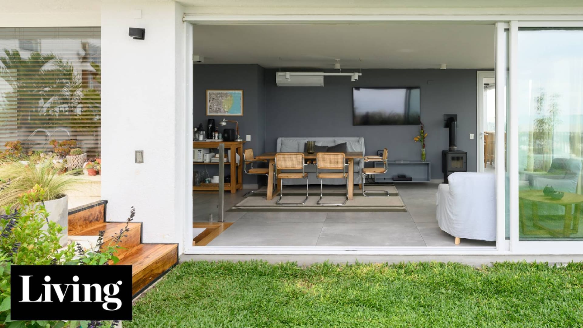 Con jardín, césped natural y quincho, este dúplex en Belgrano parece una casa en altura