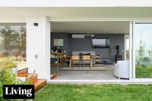 Un dúplex que parece una casa en altura, renovado con diseño, alfombras y arte a medida