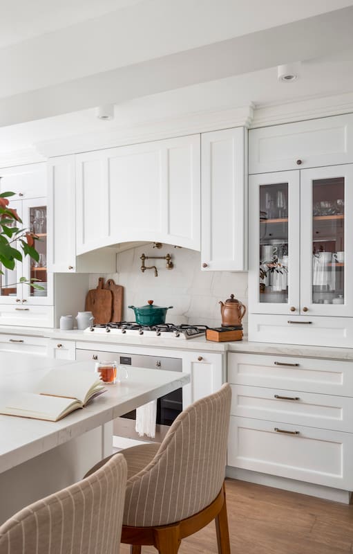Una arquitecta nos cuenta cómo hizo de su cocina noventosa este espacio blanco y radiante
