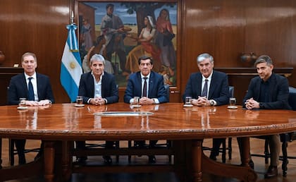 Luis Caputo en el ministerio de Economía, junto a Diego Santilli y el gobernador de Jujuy, Carlos Sadir