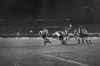 48) Contra todos: el Centenario repleto, el clima al que se enfrentó el Pincha en la noche de Montevideo