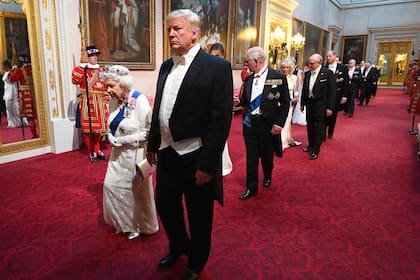 La reina británica Elizabeth II, camina con el presidente de EE. UU. Donald Trump y otros invitados