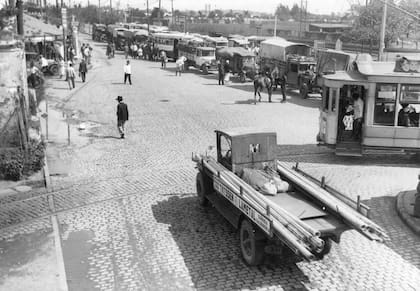 Tranvías, trenes, camiones y transeúntes en el ajetreados cruce de General Paz y Rivadavia.