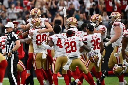 49ers sufren más lesiones en la ofensiva durante victoria de pretemporada ante Raiders